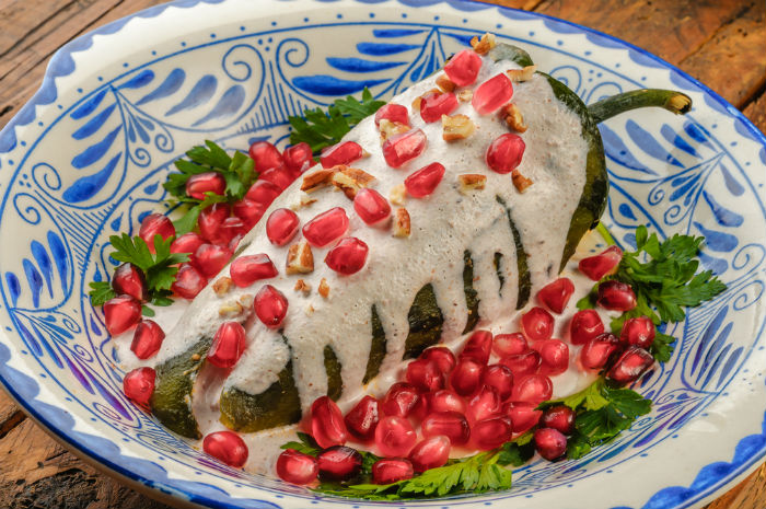 En Nogada Rellenos De Queso O En Rajas Hay Muchas Formas Para Disfrutarlos Imagen Shutterstock