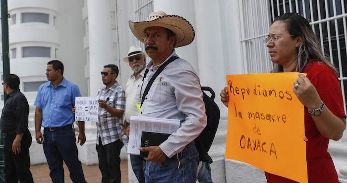 Miembros De La Cnte Afuera Del Palacio De Gobierno De Hermosillo Foto Cuartoscuro