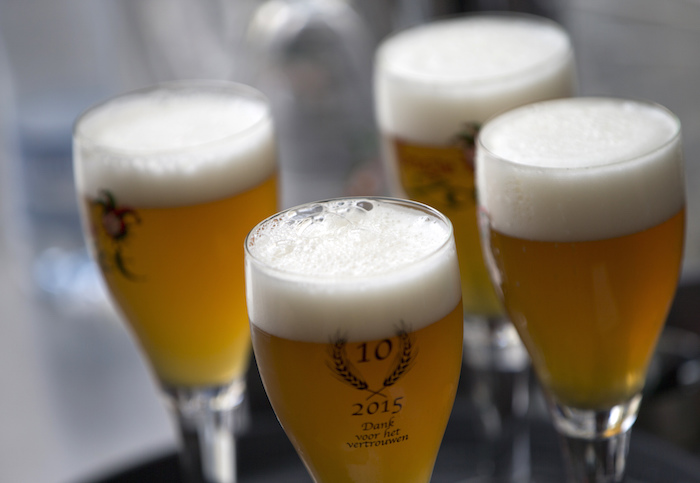 Vasos de Brugse Zot en una bandeja en la cervecera Halve Maan de Brujas, Bélgica. Foto: AP