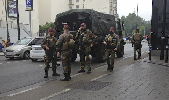 Soldados belgas se reunen junto a una zona bloqueada del centro de Bruselas, tras una alerta de seguridad. Foto: AP. 