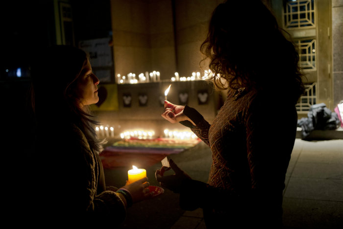 Dos Mujeres Encienden Una Veladora Durante Una Vigilia En El Exterior De La Embajada Estadounidense En Santiago De Chile En Recuerdo De Las Víctimas De La Matanza En Orlando Foto Ap