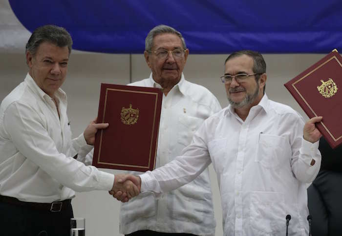 El Presidente De Colombia Juan Manuel Santos a La Izquierda De Cuba Raúl Castro En El Centro Y El Comandante De Las Fuerzas Armadas Revolucionarias De Colombia farc timoleón Jiménez Durante La Ceremonia De Firma De Un Acuerdo De Cese Del Fuego Bilateral Y Definitivo Y El Desarme De Los Rebeldes Colombianos En La Habana Foto Ap