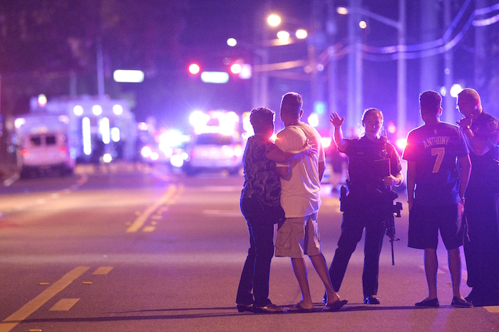 Policías De Orlando Piden a Familiares Y Amigos Que Se Alejen Del Sitio Del Tiroteo En El Bar Pulse Orlando La Madrugada Del Domingo De Junio Foto Ap