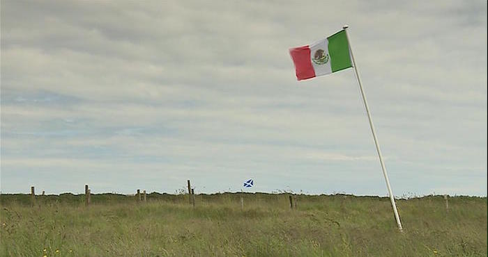 La Bandera Mexicana Y Al Fondo La Escocesa Ondean En Un Terreno Cerca Del Campo De Golf Turnberry En Escocia Foto Ap