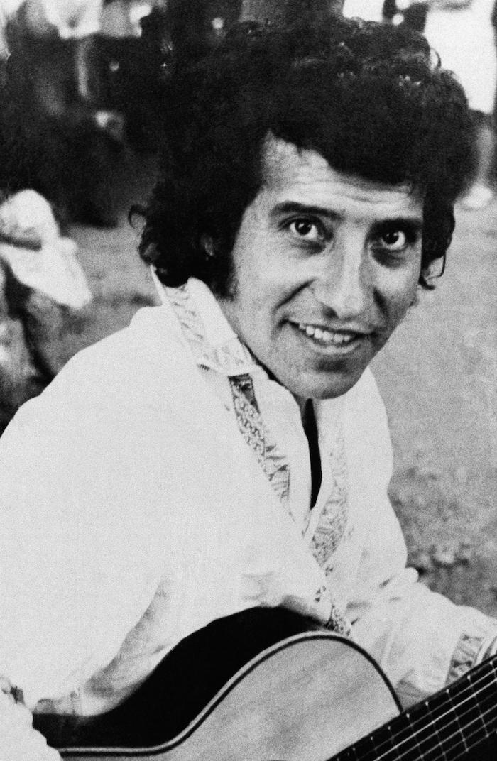 El cantante y compositor Víctor Jara posa en Chile. Foto: AP