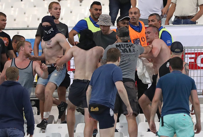 Guardias De Seguridad Hablan Con Aficionados Rusos Tras Enfrentamientos En Las Gradas Del Estadio Velodrome De Marsella Durante Un Partido Del Grupo B De La Eurocopa De Francia Entre Inglaterra Y Rusia Foto Ap