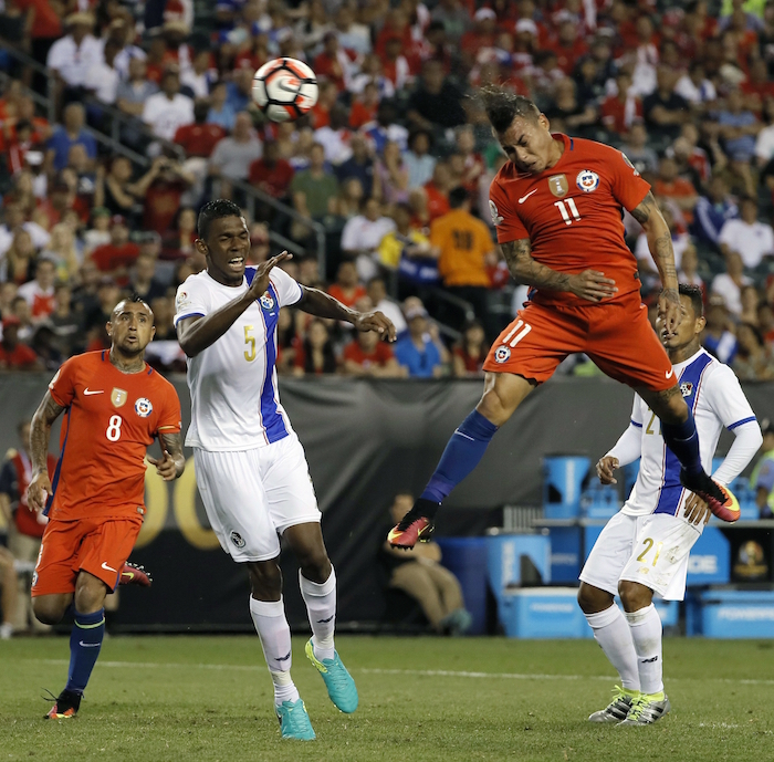 El Jugador De Chile Eduardo Vargas Derecha Anota Un Gol De Cabeza Contra Panamá En La Copa América Centenario Foto Ap