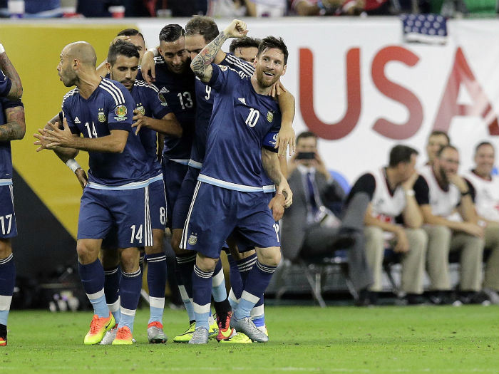 Lionel Messi Y Sus Compañeros En La Selección Argentina Foto Ap