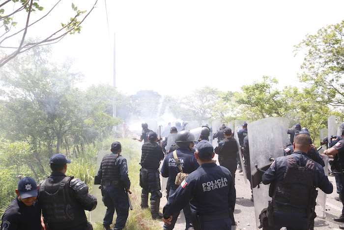 Policías De Tabasco Se Enfrentan Con Maestros En Tabasco Foto Cuartoscuro