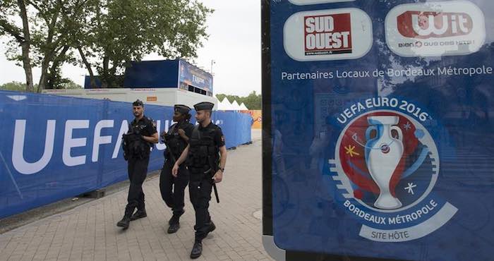 En Cada Puerta De Acceso Al Stade De France Omnipresentes Las Fuerzas Policiales Metropolitana Ferroviaria Civil Y Militar Se Hicieron Tan Visibles Como Los Coloridos Hinchas Galos Y Rumanos En La Apertura Del Torneo Foto Efe