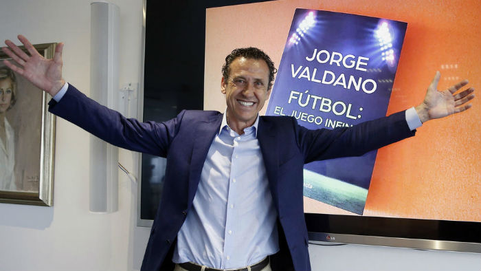 Un Valdano Sonriente Presenta Su Libro En España Foto