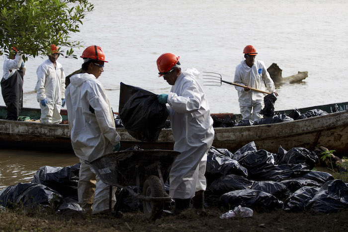 Trabajadores de Pemex recolectan el crudo después de la explosión de Coatzacoalcos. Foto: Cuartoscuro