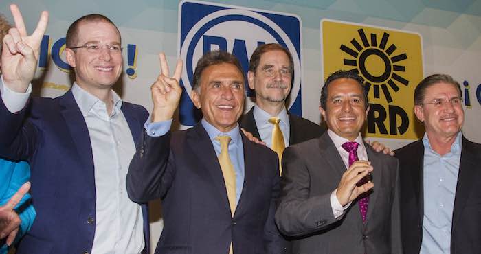 En la imagen, Miguel Ángel Yunes (centro), virtual ganador de la gubernatura de Veracruz, acompañado de los candidatos de la Alianza PAN-PRD, Carlos Joaquín González, y José Rosas Aispuro, virtuales ganadores en Quintana Roo y Durango, así como de Agustín Basave y Ricardo Anaya Cortés, líderes del Sol Azteca y el Blanquiazul, respectivamente. Foto: Cuartoscuro.