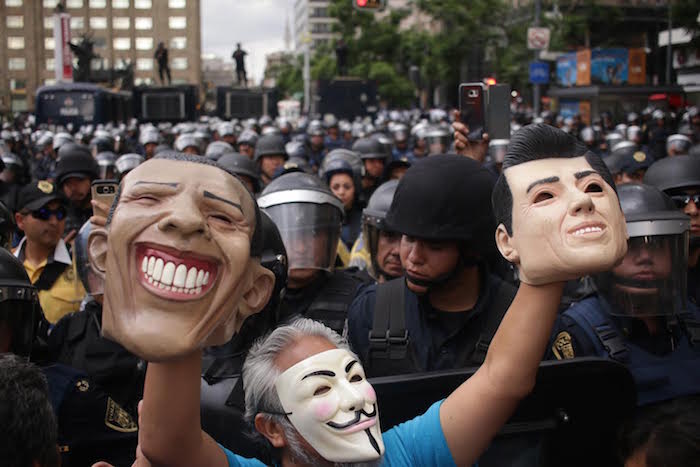 Un cerco de policías impide el paso de maestros al Zócalo de la Ciudad de México. Foto: Francisco Cañedo, SinEmbargo