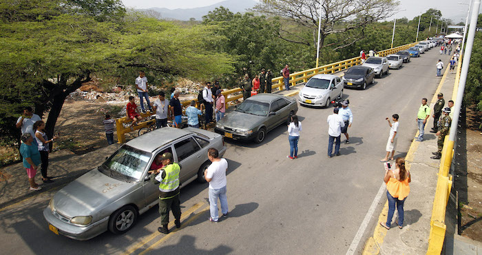 Conductores Hacen Fila Para Ingresar a Venezuela Por El Puente Internacional Simón Bolívar Debido Al Cierre De La Frontera Con Colombia Foto Efe