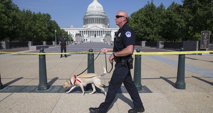 los Edificios Están Bloqueados a Nadie Se Le Permite Entrar O Salir Hasta Que Lo Indique La Policía Del Congreso De Estados Unidos Reza La Alerta Foto Efe