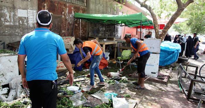 Un Trabajador Iraquí Limpia La Zona En La Que Un Ataque Suicida Mató a Personas En Bagdad Foto Efearchivo