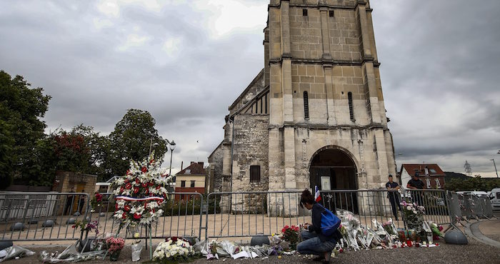 Varias Personas Rinden Tributo En Un Monumento Improvisado Al Sacerdote Jacques Hamel Foto Efe