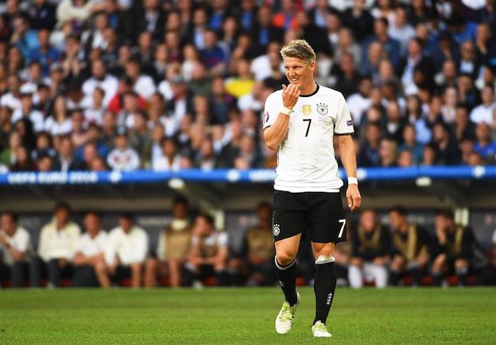 El Capitán De La Selección Alemana Bastian Schweinsteiger Durante Un Partido La Pasada Eurocopa Efearchivo