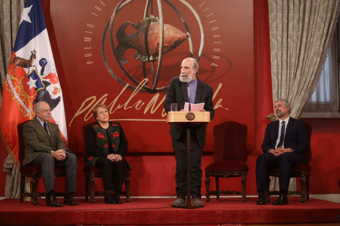 El Poeta Pronuncia Su Discurso Foto Consejo Nacional De La Cultura De Chile