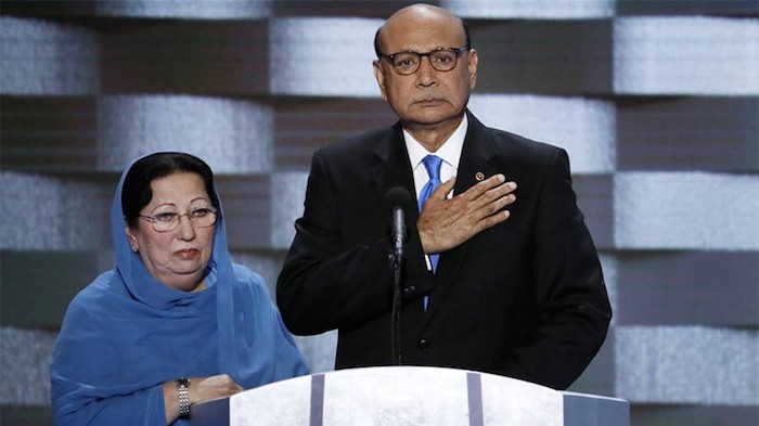 Donald Trump reiteró el domingo sus críticas a los padres en duelo de un capitán musulmán del ejército norteamericano. Foto: AP