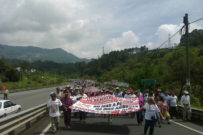 Los ciudadanos realizan cierres intermitentes a la México-Tuxpan y amagan con permanecer ahí hasta que la CFE acepte el programa “borrón y cuenta nueva” que implica condonar el adeudo a todo el municipio. Foto: Periódico Central 