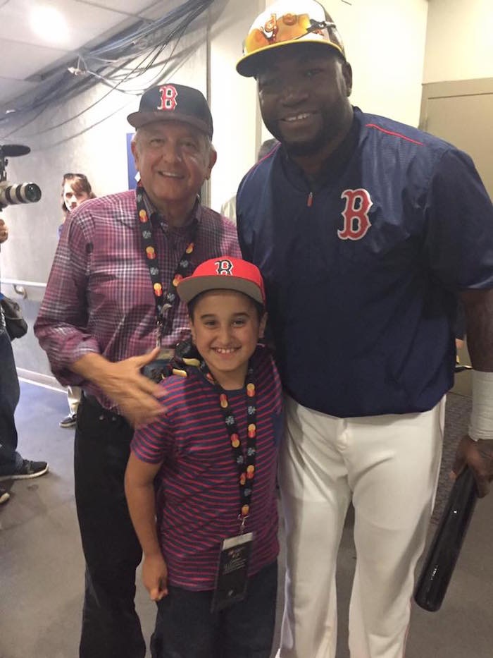 Andrés Manuel López Obrador junto a su hijo con la estrella de los Red Sox de Boston David Ortíz. Foto: Facebook Andrés Manuel López Obrador