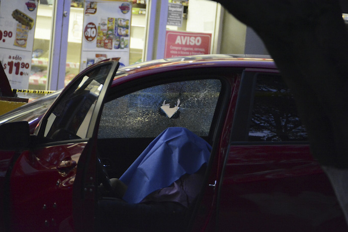 CHILPANCINGO, GUERRERO, 06JUNIO2016.- Un hombre fue asesinado abordó de su auto cuando circulaba de Sur-Norte sobre la lateral del Río Huacapa esquina con Galeana.  FOTO: JOSÉ I.HERNÁNDEZ / CUARTOSCURO.COM