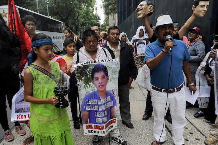 Padres de familia de los 43 estudiantes desaparecidos en Ayotzinapa exigieron este lunes frente a la PGR el esclarecimiento de los hechos. Foto: Galo Cañas, Cuartoscuro