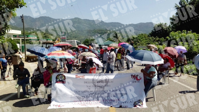 En La Protesta En Guerrero Contra La Reforma Educativa Participan Unos Manifestantes Aunque Otros Continúan Sumándose Y Permiten El Paso a Los Automovilistas Foto El Sur