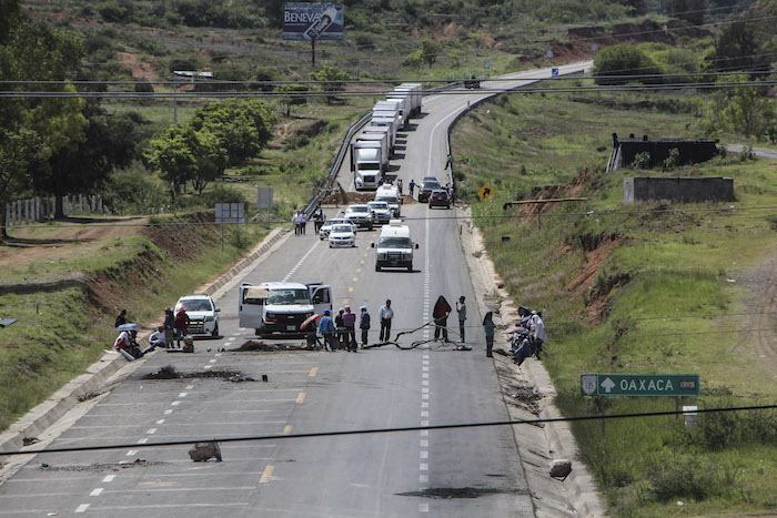 en la región Mixteca, en Nochixtlán, permanece impedido el tránsito en la autopista. Foto: Cuartoscuro. 