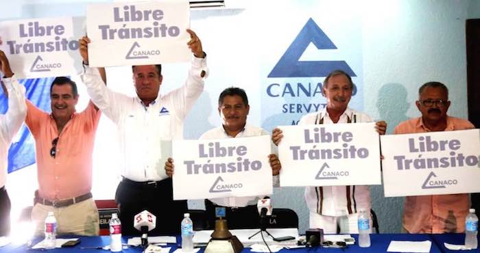 En La Imagen Los Integrantes De La Canaco Raúl Alejandro Iracheta Y Alejandro Martínez Sidney Su Presidente Roberto Jacinto De La Cruz Javier Saldívar Y Javier Reynada Carbajal En Conferencia De Prensa Foto Carlos Alberto Carbajal El Sur