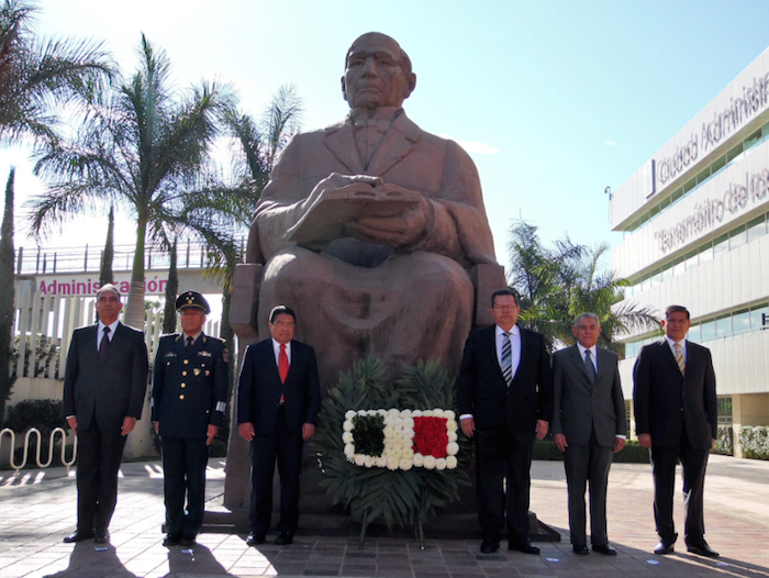 Depósito de ofrenda floral y guardia de honor, de los representantes de los Poderes del Estado y Servidores Públicos.Foto: @GobOax