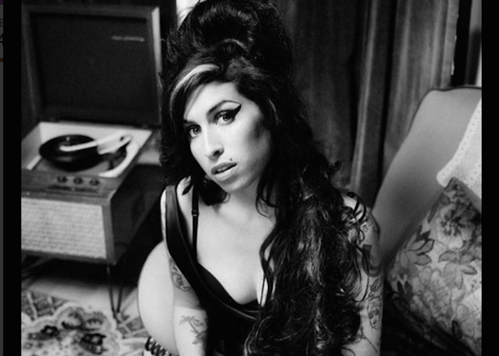 Cantante y compositora británica de familia judía, destacada por sus mezclas de diversos géneros musicales. Foto Twitter @amywinehouse