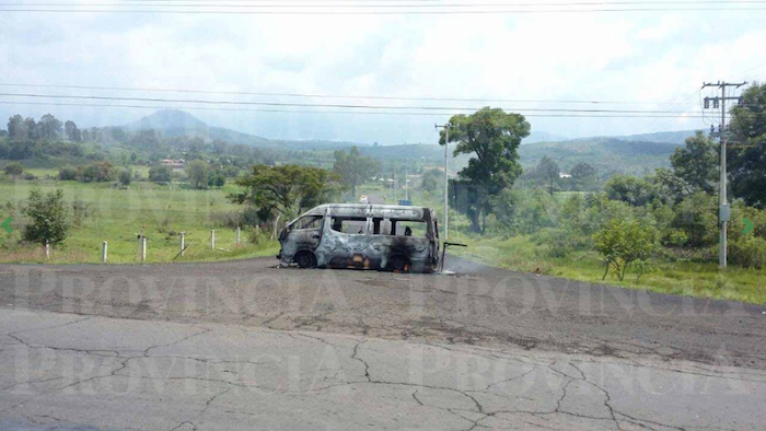 los alumnos se apoderaron de las unidades en el sitio en mención: un Nissan, March, de la compañía Bardahl; una camioneta Nissan, con logos de Yakult y una Nissa, Urban, de Coppel, minutos después les prendieron fuego. Foto: Provincia