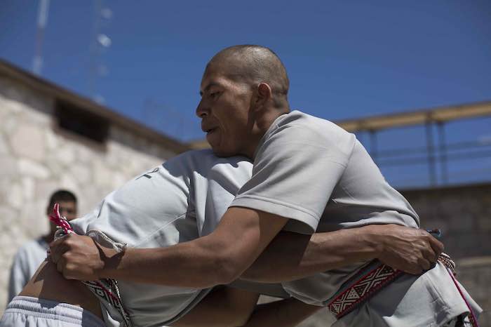 Dos presos de penal practican la lucha rarámuri, un deporte ancestral en la Sierra Tarahumara. Foto: Felipe Luna, VICE News.