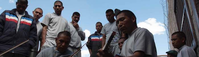 Los presos tienen guitarras y violines que les han regalado, para tocar su música tradicional. Foto: Nadia del Pozo, VICE News.