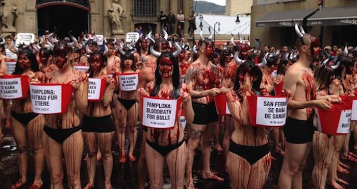 Today people from all over the world came together to protest the #PamplonaBloodbath. Foto: Twitter/@PETAUK