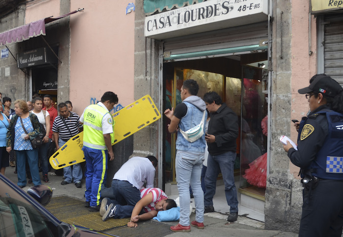 CIUDAD DE MÉXICO, 13JUNIO2016.- Un señor de nombre Óscar de 30 años fue apuñalado por dos saltantes cuando observaba los vestidos de quinceañeras para su hija, en la calle de República de Chile y Lazarin del Toro, en el Centro Histórico, fue llevado al hospital Gregorio Salas. FOTO: ARMANDO MONROY /CUARTOSCURO.COM