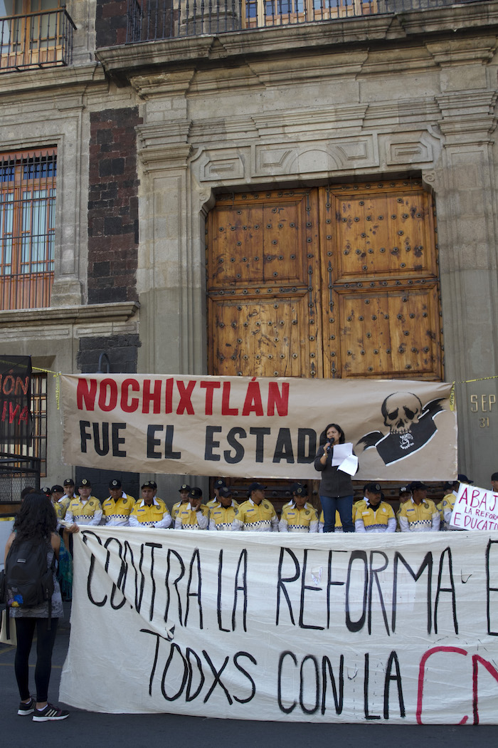 Estudiantes universitarios se manifestaron afuera de la Secretaría de Educación Pública en apoyo al movimiento magisterial que encabeza la CNTE que busca revertir la Reforma Educativa. Foto: Cuartoscuro. 