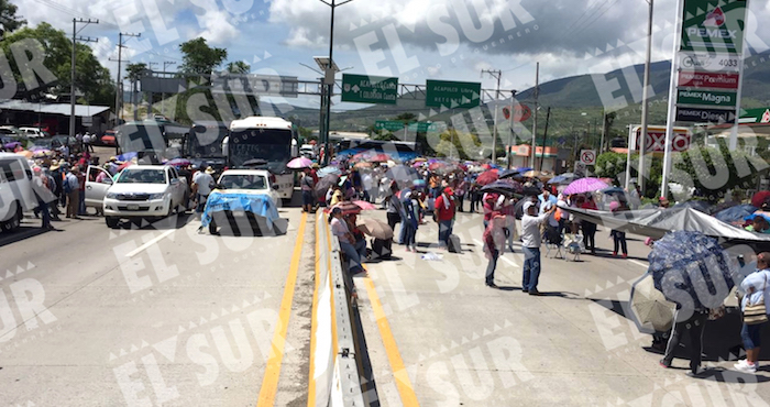 En la imagen, docentes adscritos al magisterio durante bloqueo a la Autopista del Sol. Foto: Jesús Guerrero, El Sur.