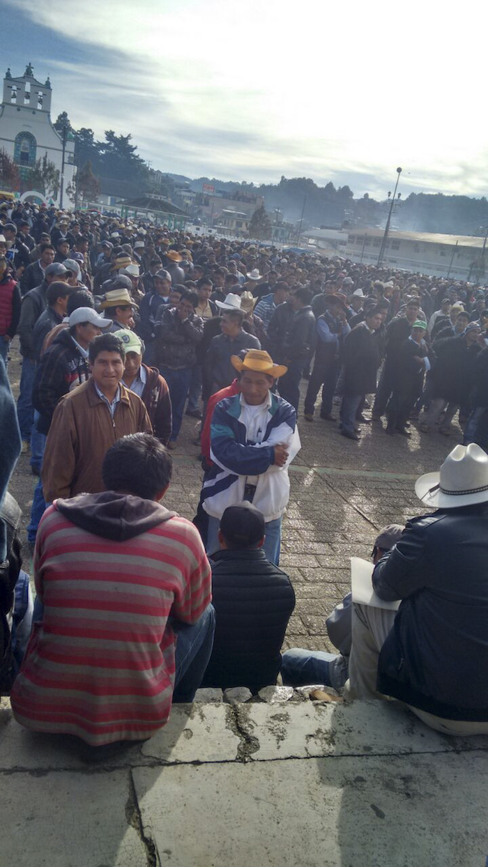 El presidente municipal de San Juan Chamula, Domingo López González, y el síndico Narciso Lunes Hernández Síndico, fueron asesinados junto con otras tres personas más. Foto: Cuartoscuro