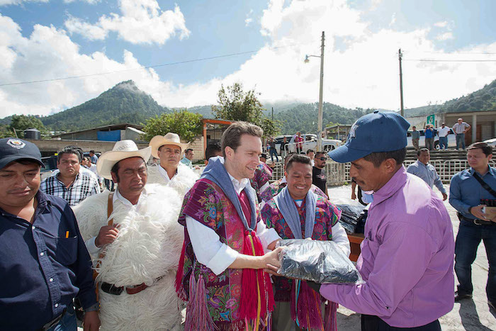 ZinacantÁn Chiapas febrero Manuel Velasco Cohello Gobernador Del Estado Entrega Apoyo En El Municipio Como Parte De Las Acciones Del Comité Intersecretarial De La Cruzada Nacional Contra El Hambre En Chiapas Foto Gobierno Del Estado cuartoscurocom