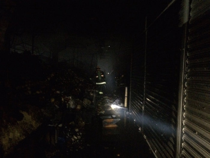 Bomberos de Guadalajara controlaron el incendio en el Mercado Alcalde. Foto: vía Twitter @PCYBOMGDL