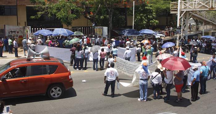 En La Imagen Maestros Disidentes Durante Una Manifestación Afuera De La Sede De La Sep Foto Cuartoscuro