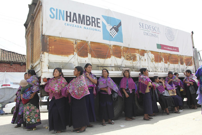 Zinacantan Chiapas junio En El Marco De La Polémica Desatada Por Indígenas Que Revelaron Que Venden Los Productos Alimenticios Que Les Son Otorgados Como Parte De La Cruzada Nacional Contra El Hambre Y La Denuncia De Trabajadores Del Programa Por El Adeudo De Salarios Este Día El Subsecretario De Desarrollo Social De La Sedesol Ernesto Nemer Arribó Al Municipio De Zinacantán Donde El Presidente Enrique Peña Nieto Inauguró El Programa En Ahí Autoridades Estatales Informaron Que En Chiapas Más De Mil Personas Originarias De Municipios Son Beneficiarias De La Cruzada Foto Elizabeth Ruiz cuartoscurocom