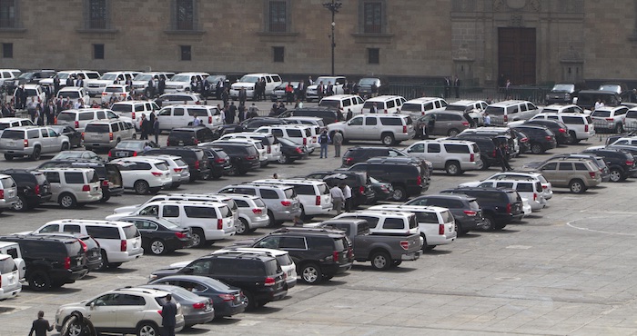 La plancha del Zócalo fue ocupada como estacionamiento por las camionetas en la que llegaron los invitados al segundo informe de gobierno que se realizó en el Palacio Nacional. Foto: Cuartoscuro.