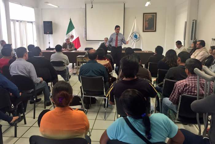 El funcionario federal en la reunión con habitantes de Nochixtlán. Foto: Cuartoscuro