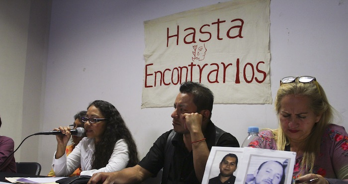 Familiares de desaparecidos en el foro foro "Desaparición Forzada en México: Experiencia de los familiares en la lucha por la presentación con vida", en mayo de 2016. Foto: Cuartoscuro