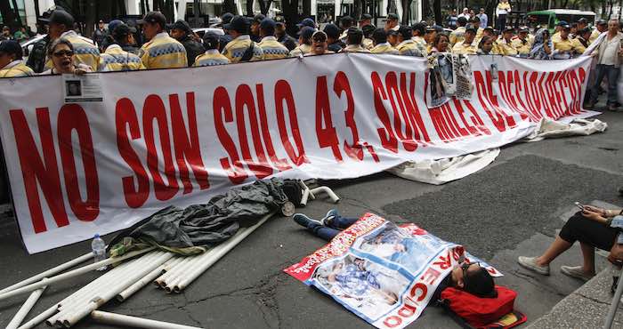 Familiares De Desaparecidos Fueron Encapsulados Mientras Intentabas Establecer Un Plantón Sobre Avenida Reforma Frente a Las Oficinas De La Pgr Foto Cuartoscuro